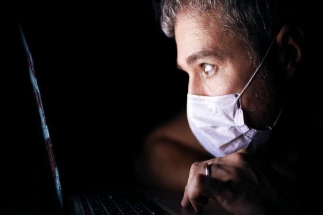 אדם חרד מחפש מידע רפואי על נגיף הקורונה ברשת
